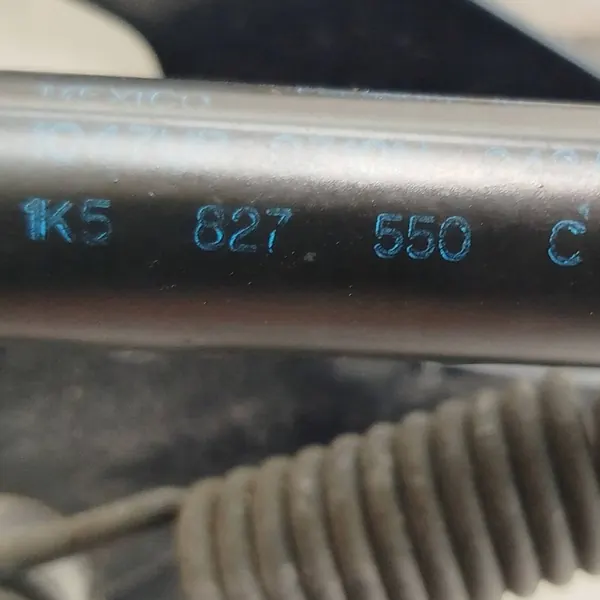 Volkswagen Jetta V 2006 Baklucka Stötdämpare image 6