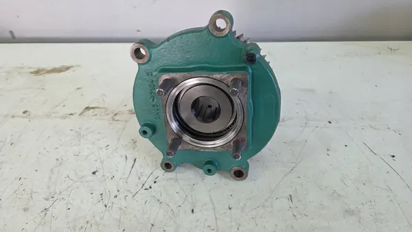 Carcasa de rodamiento de bomba PTO Volvo FH image 2