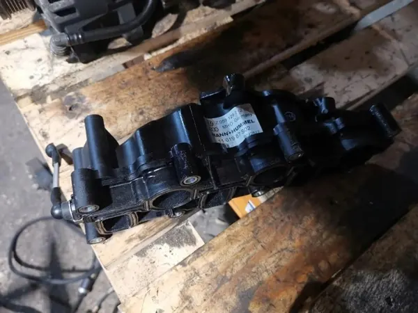 Collecteur d'admission d'occasion OEM 059129712BT Audi A4 image 2