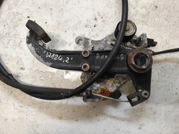 Mercedes W124 Handbromspedal OEM 1244270701 image 3