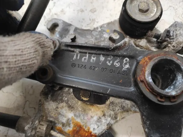 Mercedes W124 Handbromspedal OEM 1244270701 image 4