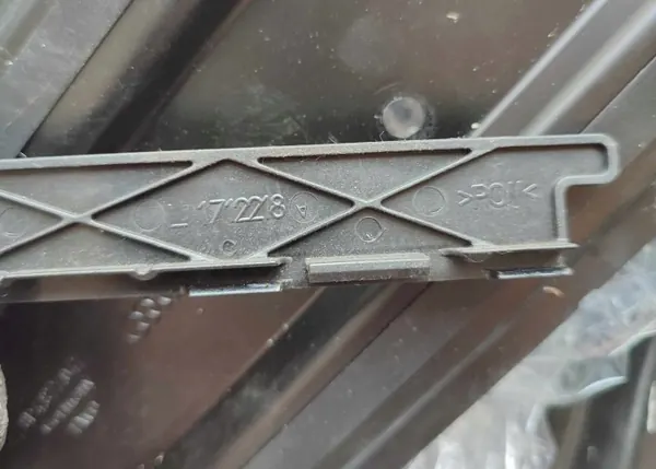 OEM 8P4810499 Panoramakatto-poikkipalkki Audi A3 8P:lle image 5