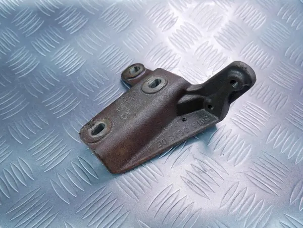 Support de montage turbo 03N131561A VW TIGUAN II 5NA 2.0 TDI image 1