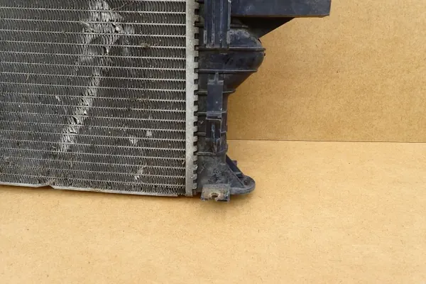 Radiador de refrigeración motor delantero Volvo OE 31293689 image 8