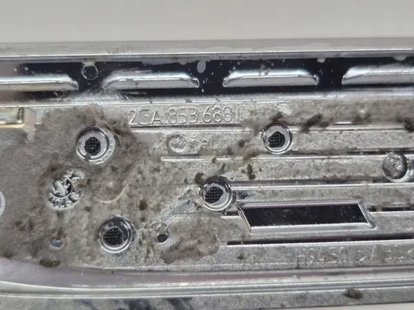 OEM 2GA853688C VW T-ROC Framhöger stänksköldsemblem image 3
