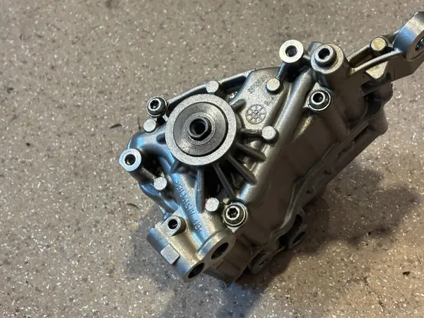 Käytetty BMW öljypumppu OEM 8011851 M4 F82/F83 image 3