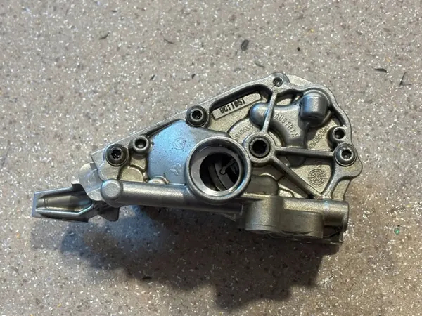 Käytetty BMW öljypumppu OEM 8011851 M4 F82/F83 image 6