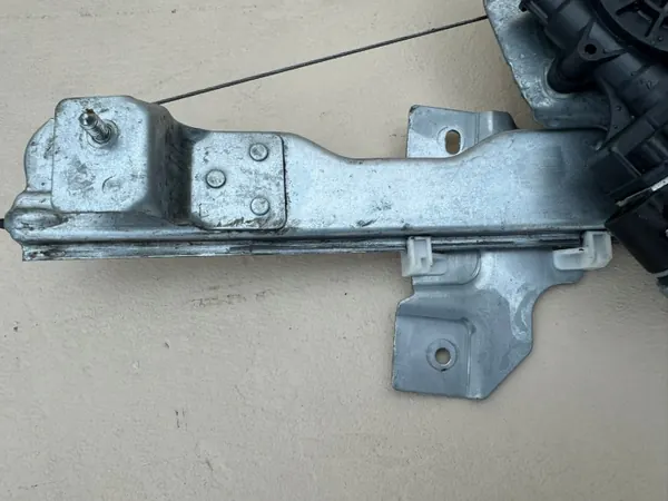OEM 8200733828E Dacia Duster Régulateur Vitre Avant Droit image 3