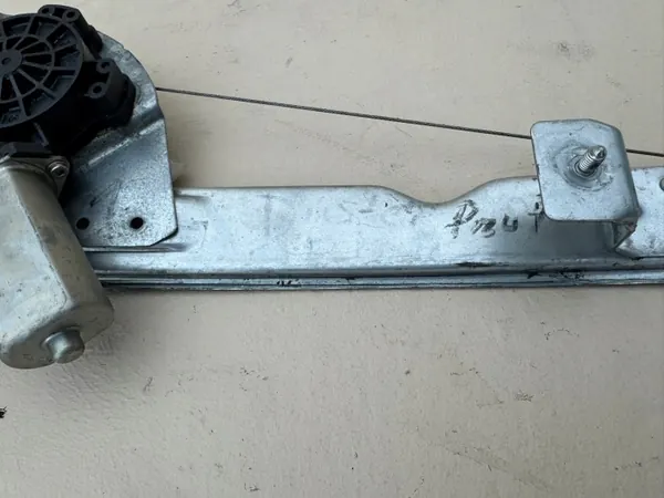 OEM 8200733828E Dacia Duster Régulateur Vitre Avant Droit image 7