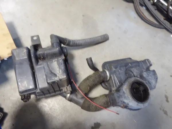 Ilmansuodatinlokero OEM 90573598 Opel Astra II G:lle image 9