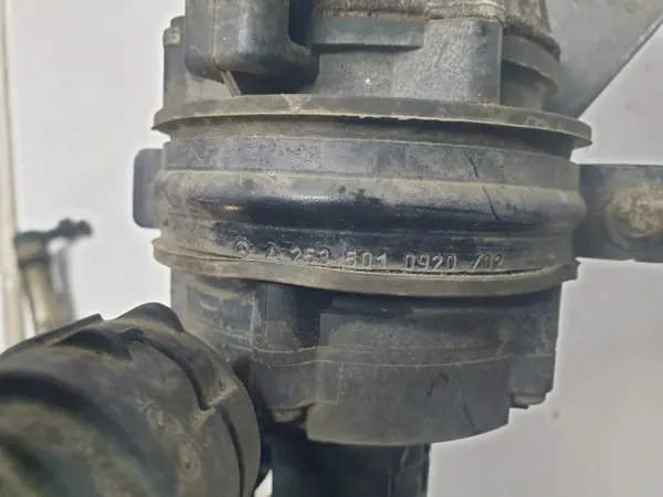 Aputulppapumpun Kiinnitys OEM A2535010920 image 4