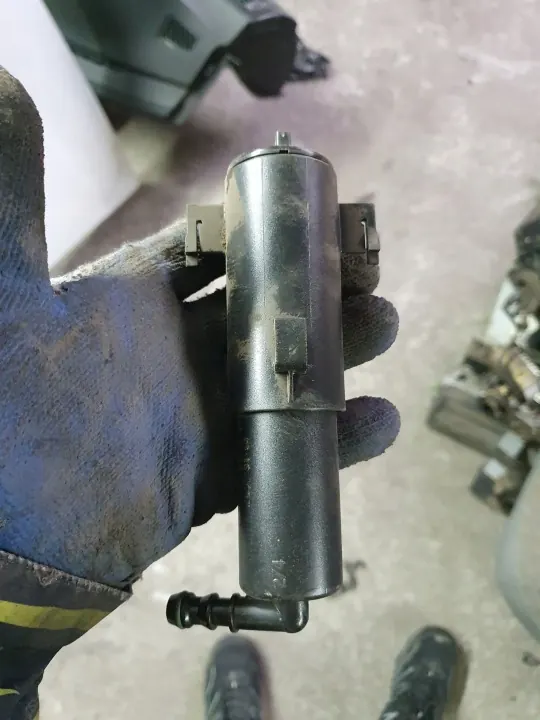 BMW X5 E70 Koplampsproeier OEM 7173851 links image 4