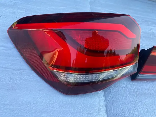 BMW X1 F48 LCI Luz LED Trasera Izquierda OEM 63217477713 image 2