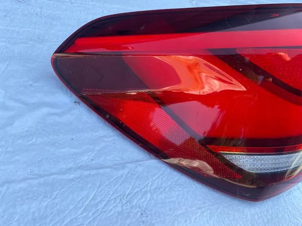 BMW X1 F48 LCI Luz LED Trasera Izquierda OEM 63217477713 image 3