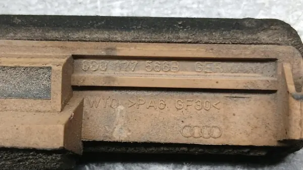 Audi A3 8L Kofferraumgriff OEM 8D0827566B Gebraucht image 4