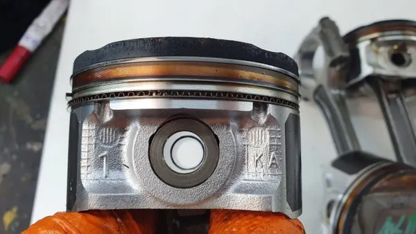 Piston Nissan avec Bielle - Pièce OEM d'Occasion image 3