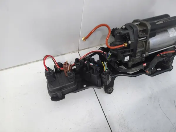 Audi Q8 e-tron luftfjädring kompressor OEM 4KE616005D image 3