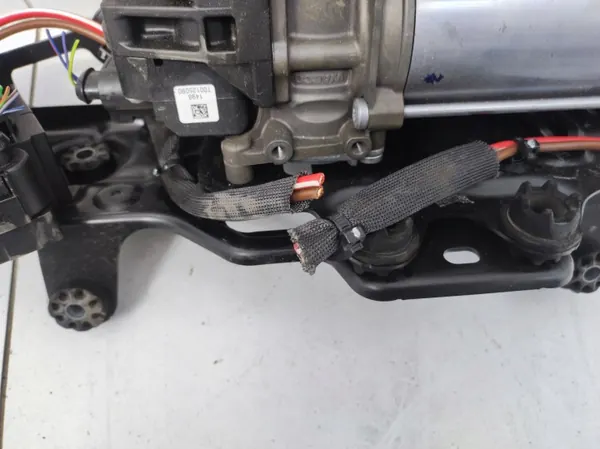 Audi Q8 e-tron luftfjädring kompressor OEM 4KE616005D image 5