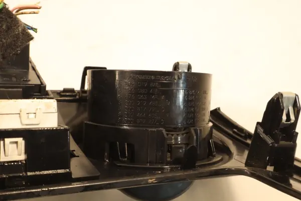 Dacia midden luchtrooster OEM 687608047R image 7