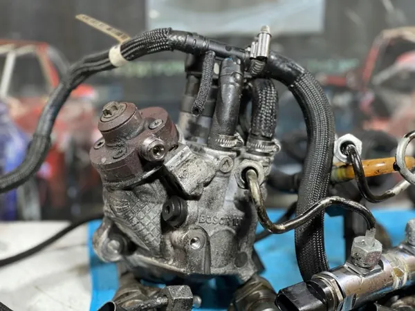 Pompe de rampe d'injection BMW N47D20A OEM 7797874 7798446 image 4