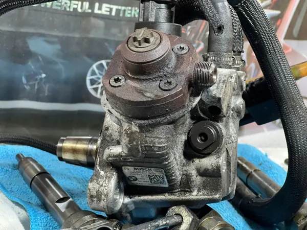 Pompe de rampe d'injection BMW N47D20A OEM 7797874 7798446 image 5