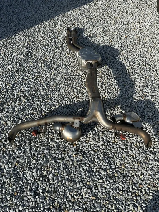 Pakoputken kaiutin OEM 4M8253411 Lamborghini Urus image 3