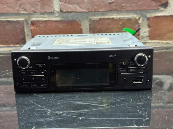 Radio Mercedes Citan OEM 281156903R - Usado image 2