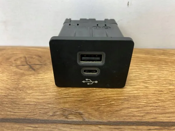 Enchufe USB Ford Mustang VII OEM PC3T14F014ACP image 2