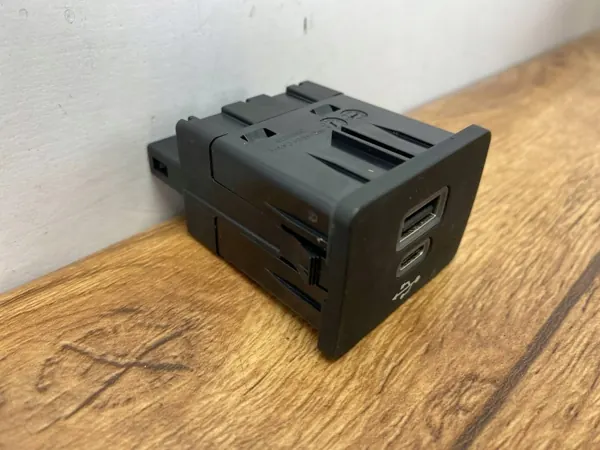 Enchufe USB Ford Mustang VII OEM PC3T14F014ACP image 3