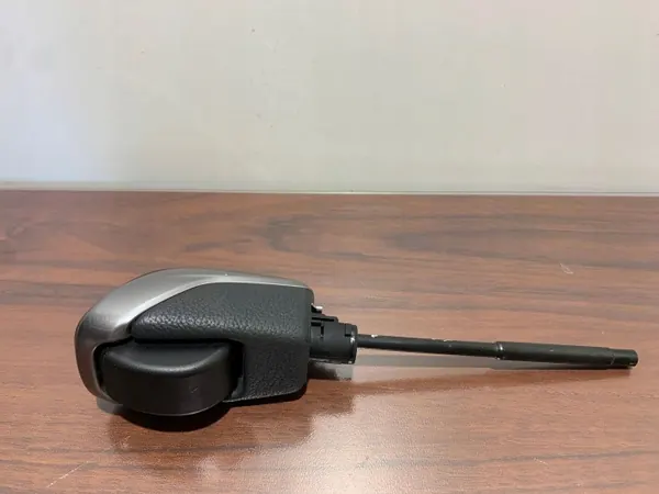 Pomo de cambio Subaru Forester OEM FBZ23681 - Usado image 2