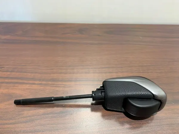 Pomo de cambio Subaru Forester OEM FBZ23681 - Usado image 4