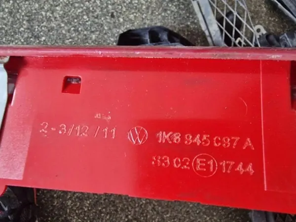 VW OEM 1K8945097A Bromsljus för Passat B7 Alltrack image 3