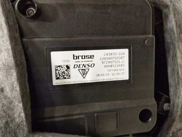 Porsche Taycan blästerhus OEM 972907521C - Begagnad image 6