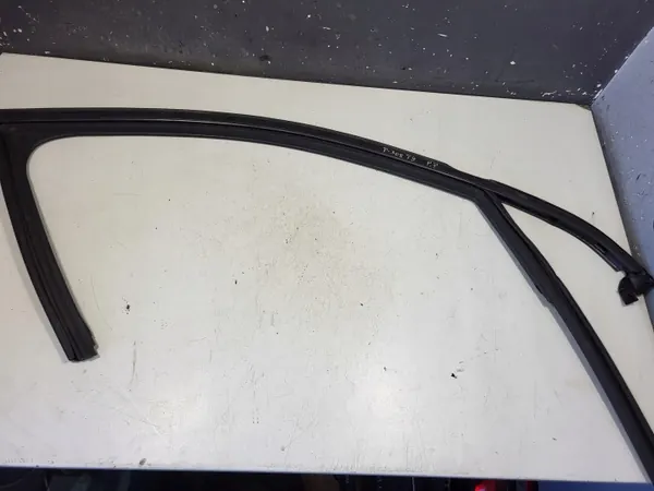 Peugeot 308 2019 Oikea ovenikkunalista OEM 9677893680 image 2