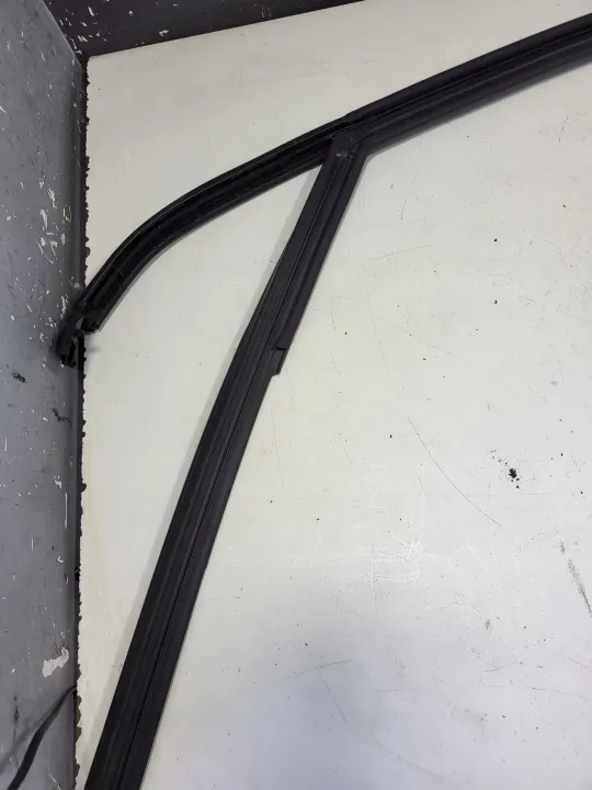 Peugeot 308 2019 Oikea ovenikkunalista OEM 9677893680 image 5