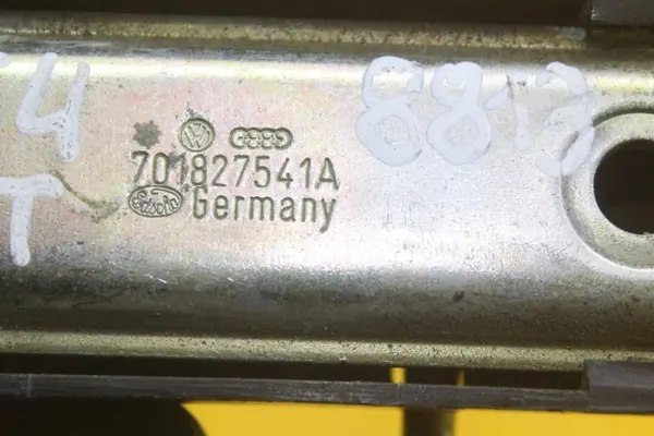 OEM 701827545 Vänster Bakre Dörrstopp VW Transporter T4 image 4