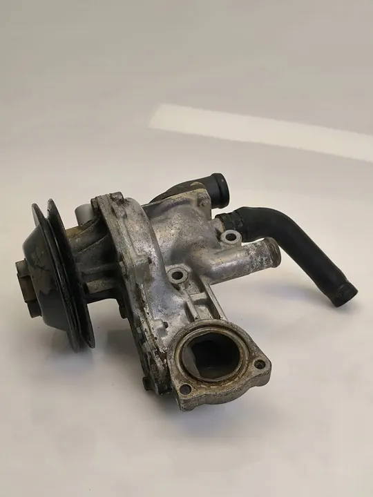 Vattenpump Volkswagen Golf III 1993 OEM 056121013E image 2