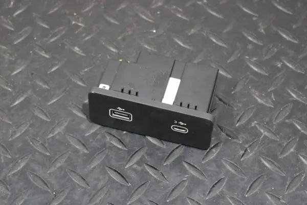 Prise USB Jaguar OEM L8B2-19E110-DE Occasion image 2
