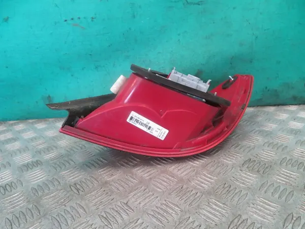 Linker Achterlicht Mercedes W204 A2048206564 image 5