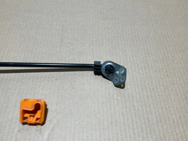 Tige de support de capot SKODA FABIA II OEM image 4