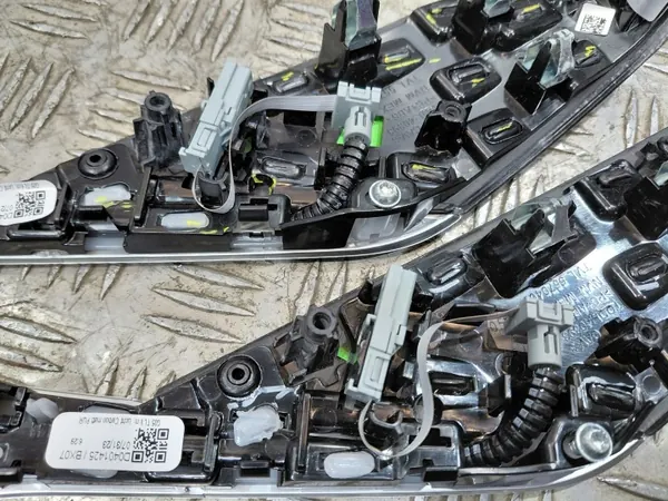 BMW X7 G07 LCI Garniture Porte Carbone OEM 8088433 image 7