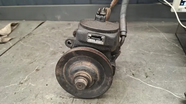 Mercedes W123 servostyrpump OEM - Begagnad image 2