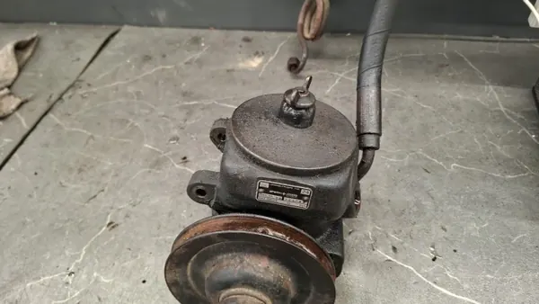 Mercedes W123 servostyrpump OEM - Begagnad image 4