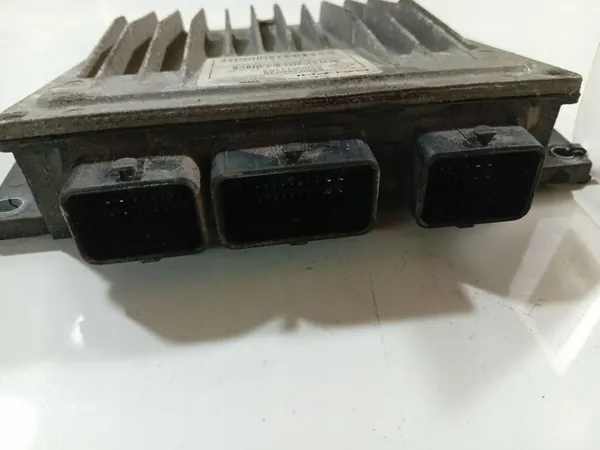 Renault Clio Ordinateur de moteur 2005 1.5L 8200399038 image 2