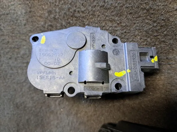 VOLVO V40 II XC40 12- Ilman Ohjausmoottori OEM image 2