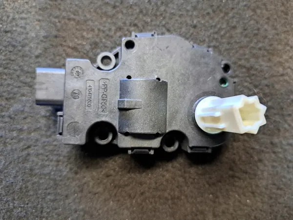 VOLVO V40 II XC40 12- Ilman Ohjausmoottori OEM image 3