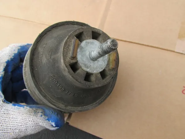 Soporte de motor Volkswagen 8D0 199 379S image 2