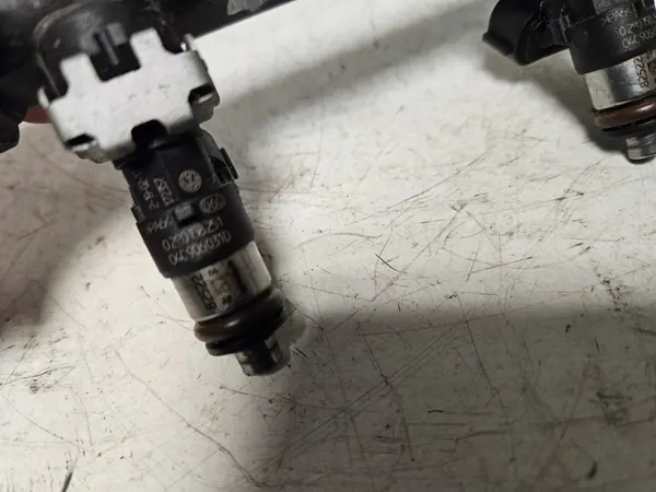 Rampe d'injection Skoda Citigo 1.0 MPI 04C133313N image 4