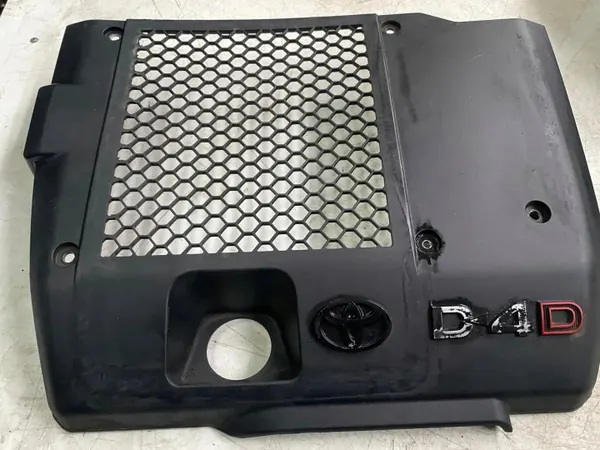 Toyota Hilux Motorabdeckung OEM 126010L050 - Gebraucht image 2