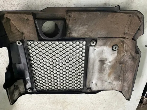 Toyota Hilux Motorabdeckung OEM 126010L050 - Gebraucht image 5